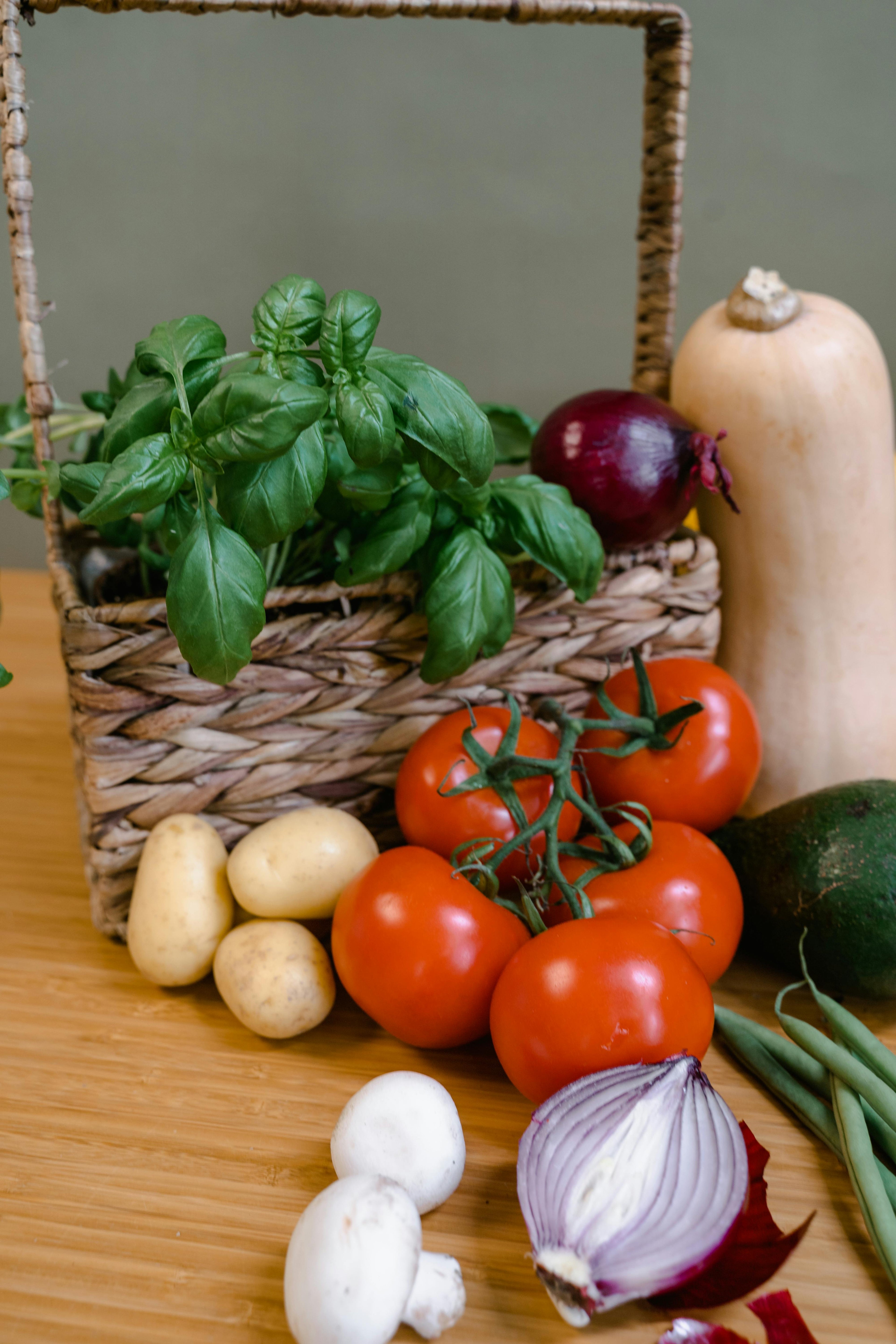 Verduras frescas en cesta.